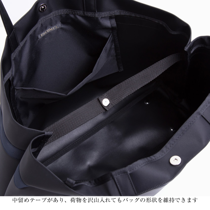 荷物が多い時も安心の濃紺バック