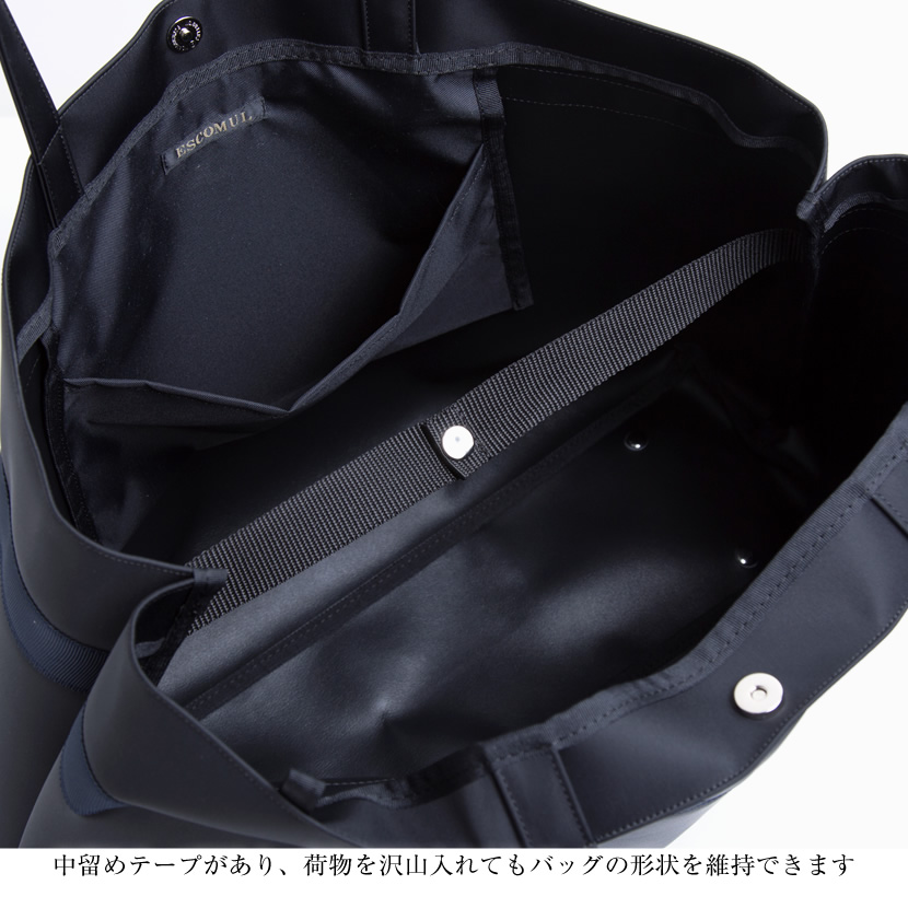 荷物が多い時も安心の濃紺バック